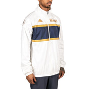 Male model wearing Arapi Modelo Jacket in white. Side view.