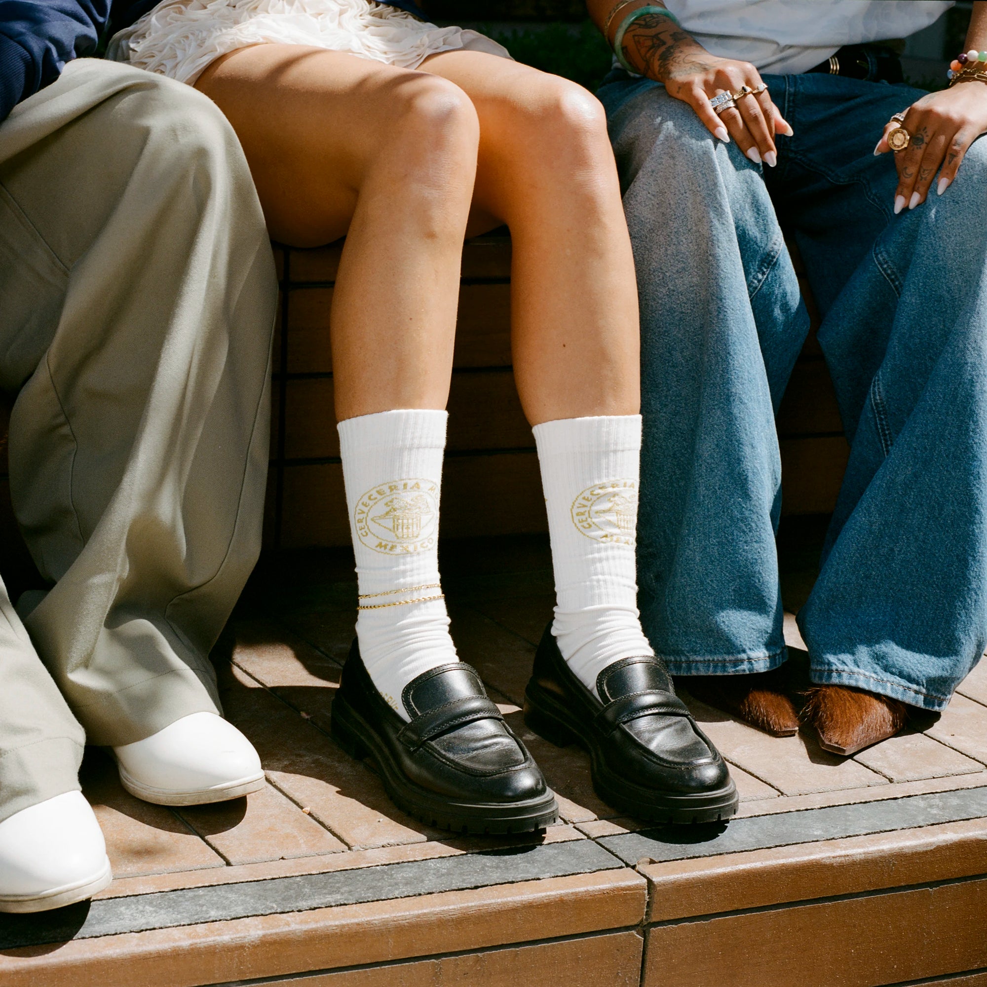 Female model wearing Davenob Modelo Socks.