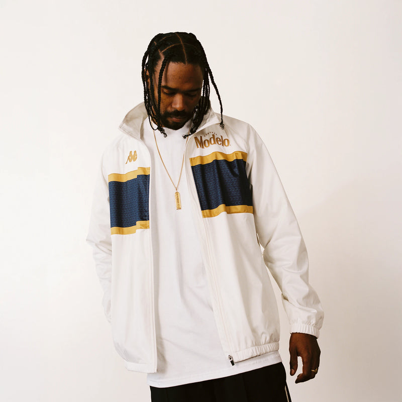 Male model wearing Arapi Modelo Jacket in white. Front view.